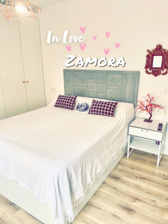 In Love Zamora Luaran gambar